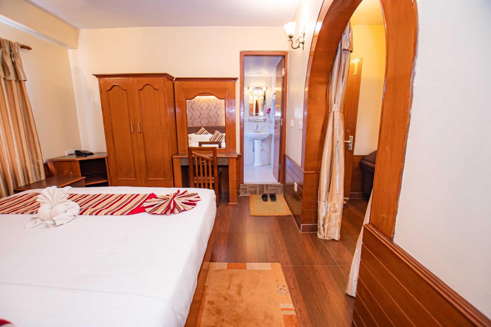 Hotel Crystal Palace Pokhara Exterior photo