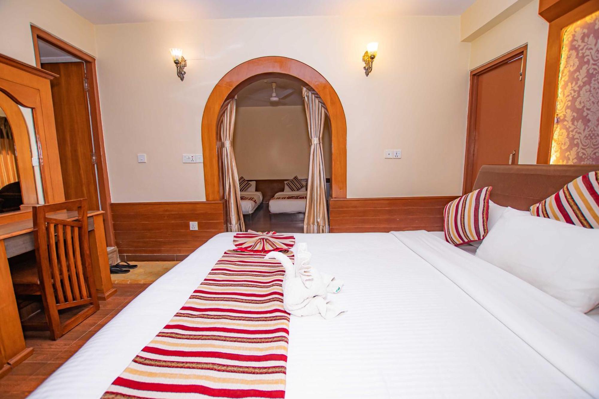 Hotel Crystal Palace Pokhara Exterior photo
