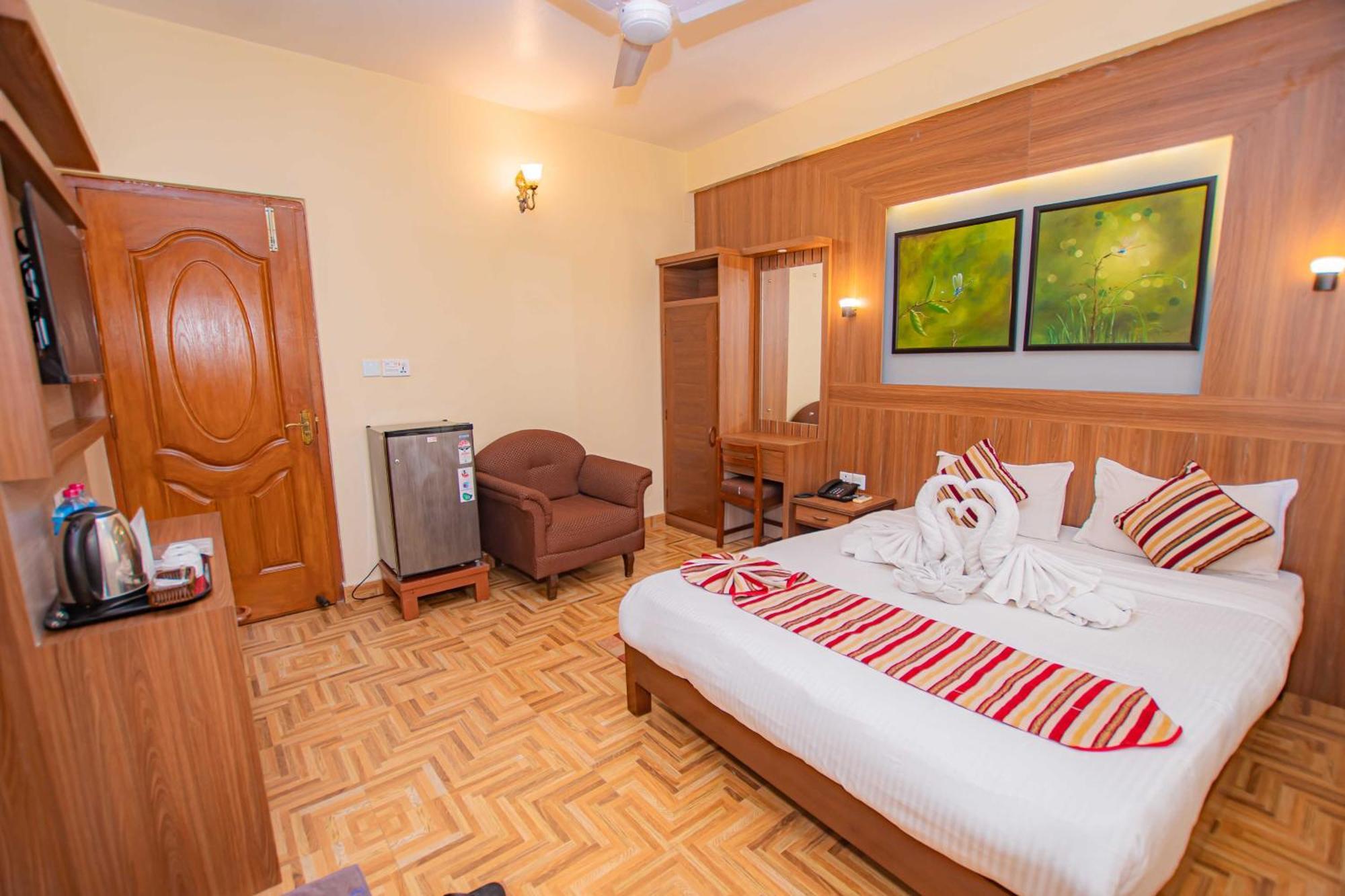 Hotel Crystal Palace Pokhara Exterior photo