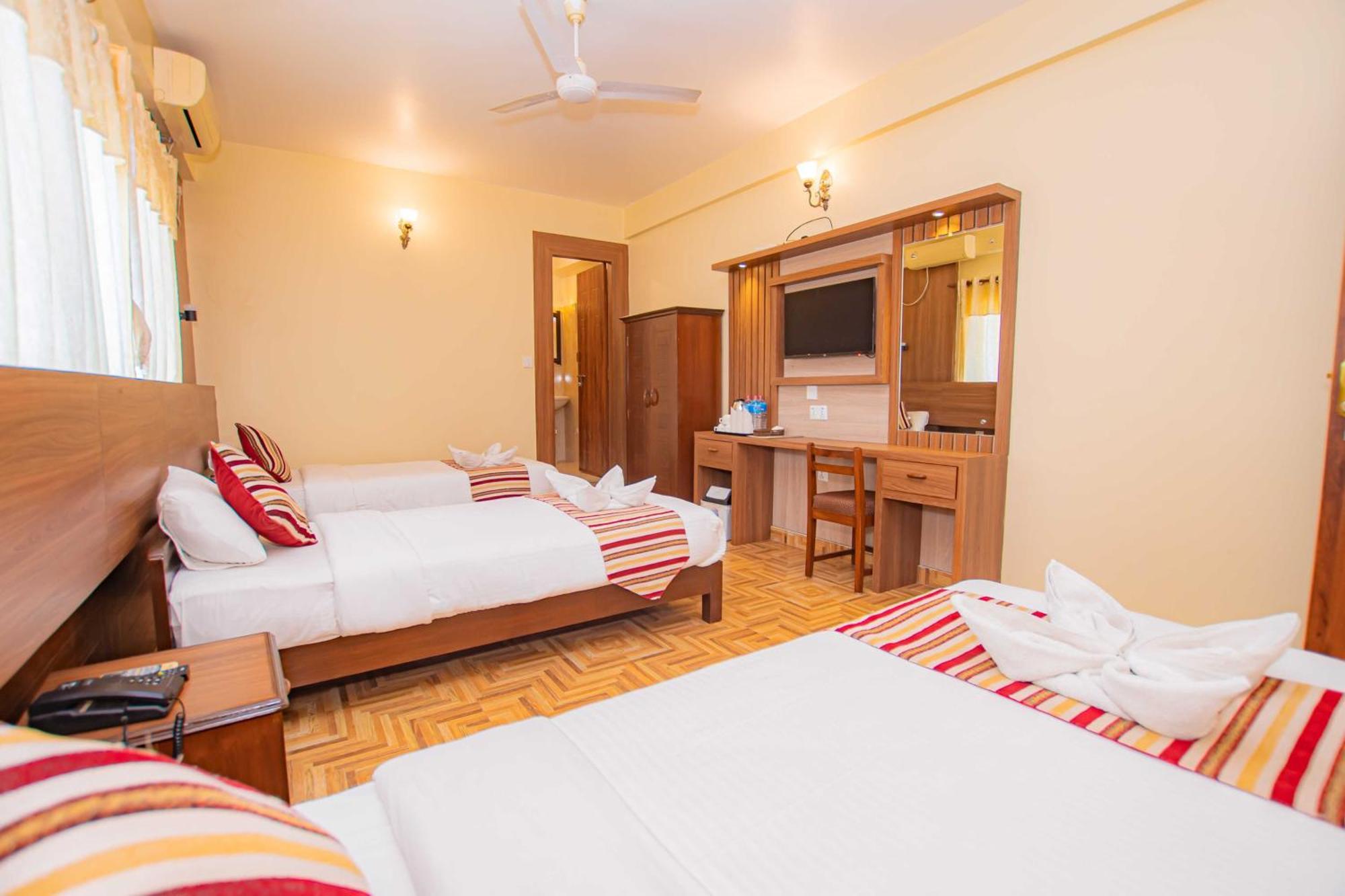 Hotel Crystal Palace Pokhara Exterior photo