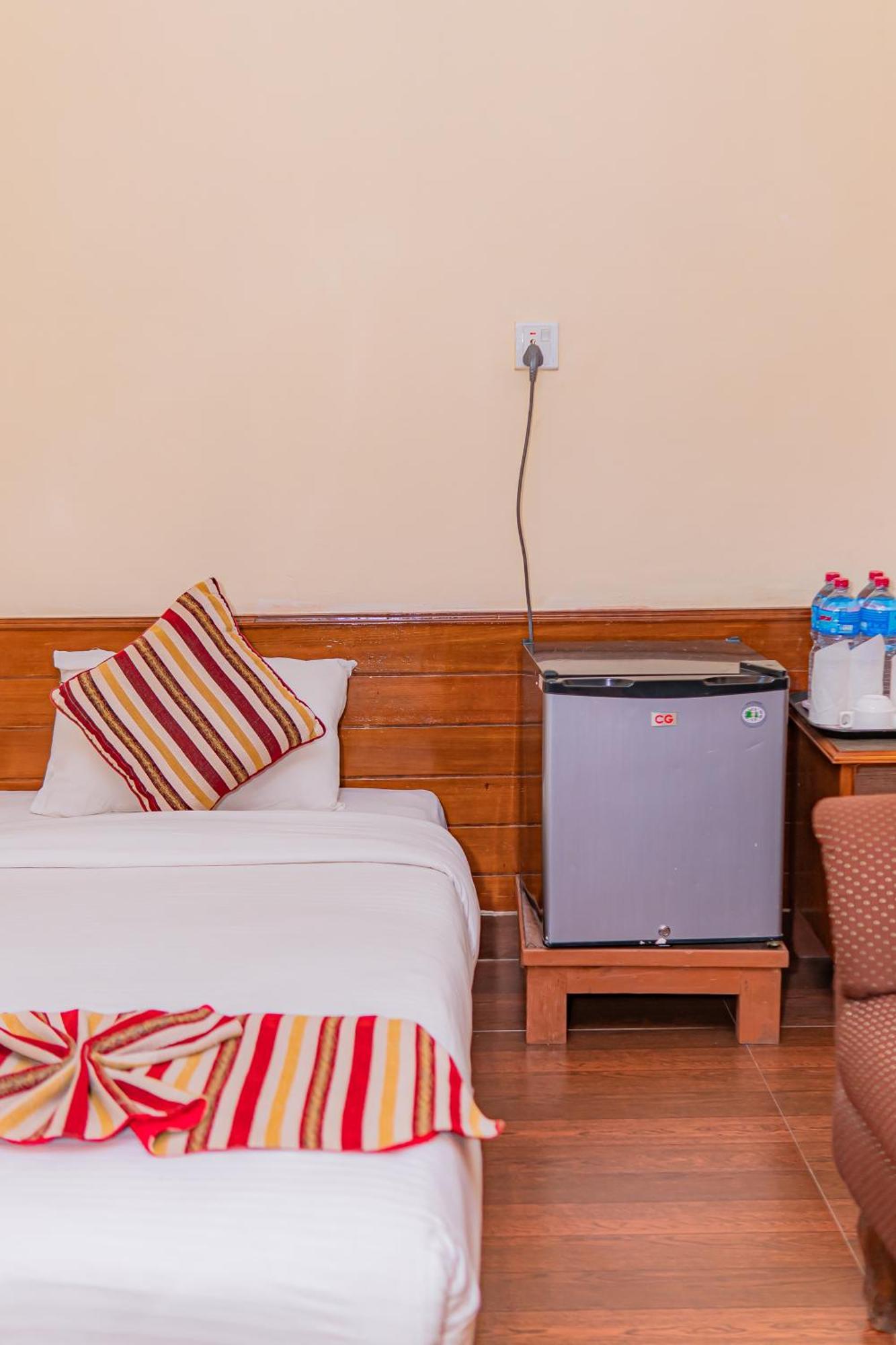 Hotel Crystal Palace Pokhara Exterior photo