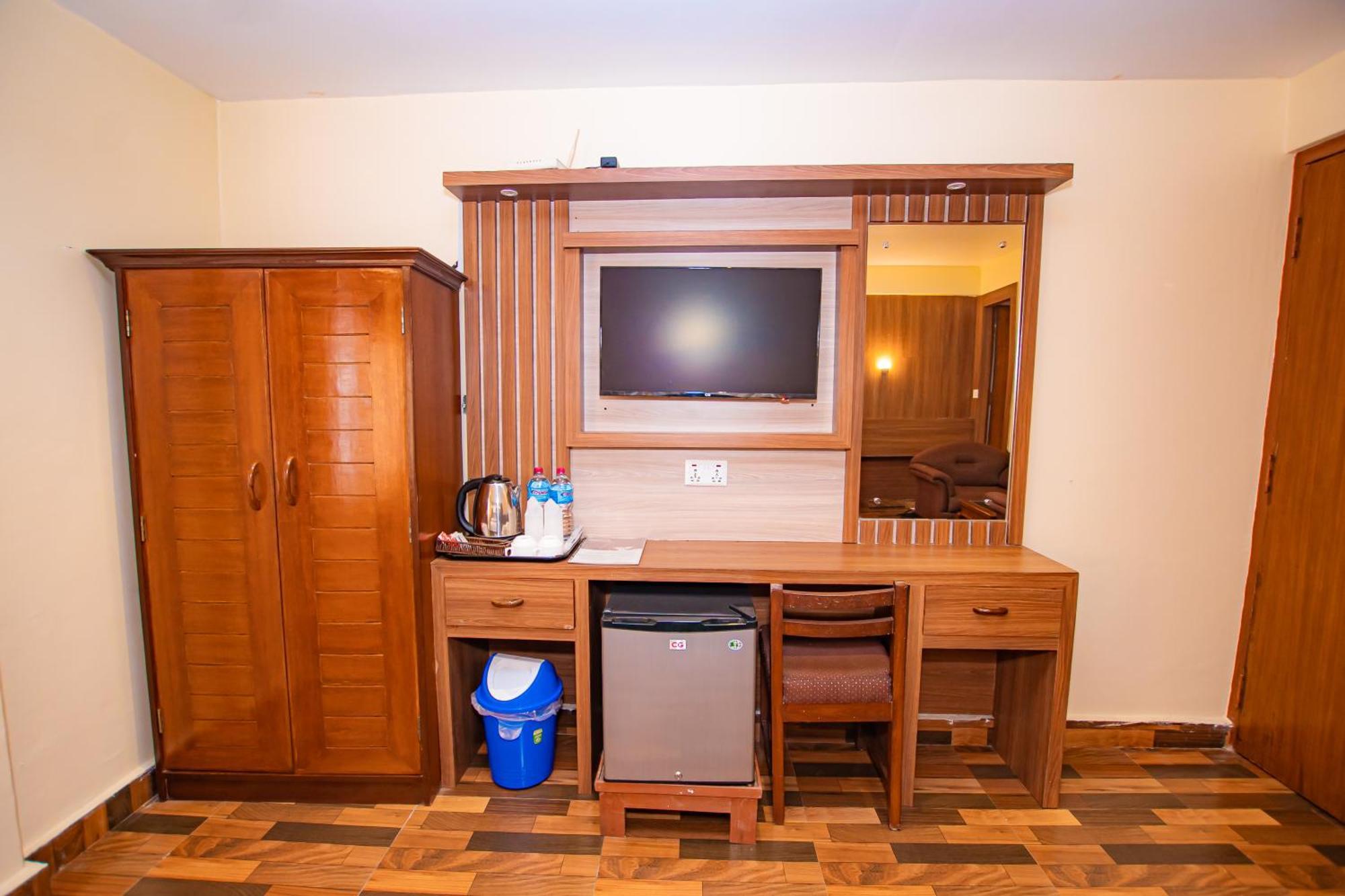 Hotel Crystal Palace Pokhara Exterior photo
