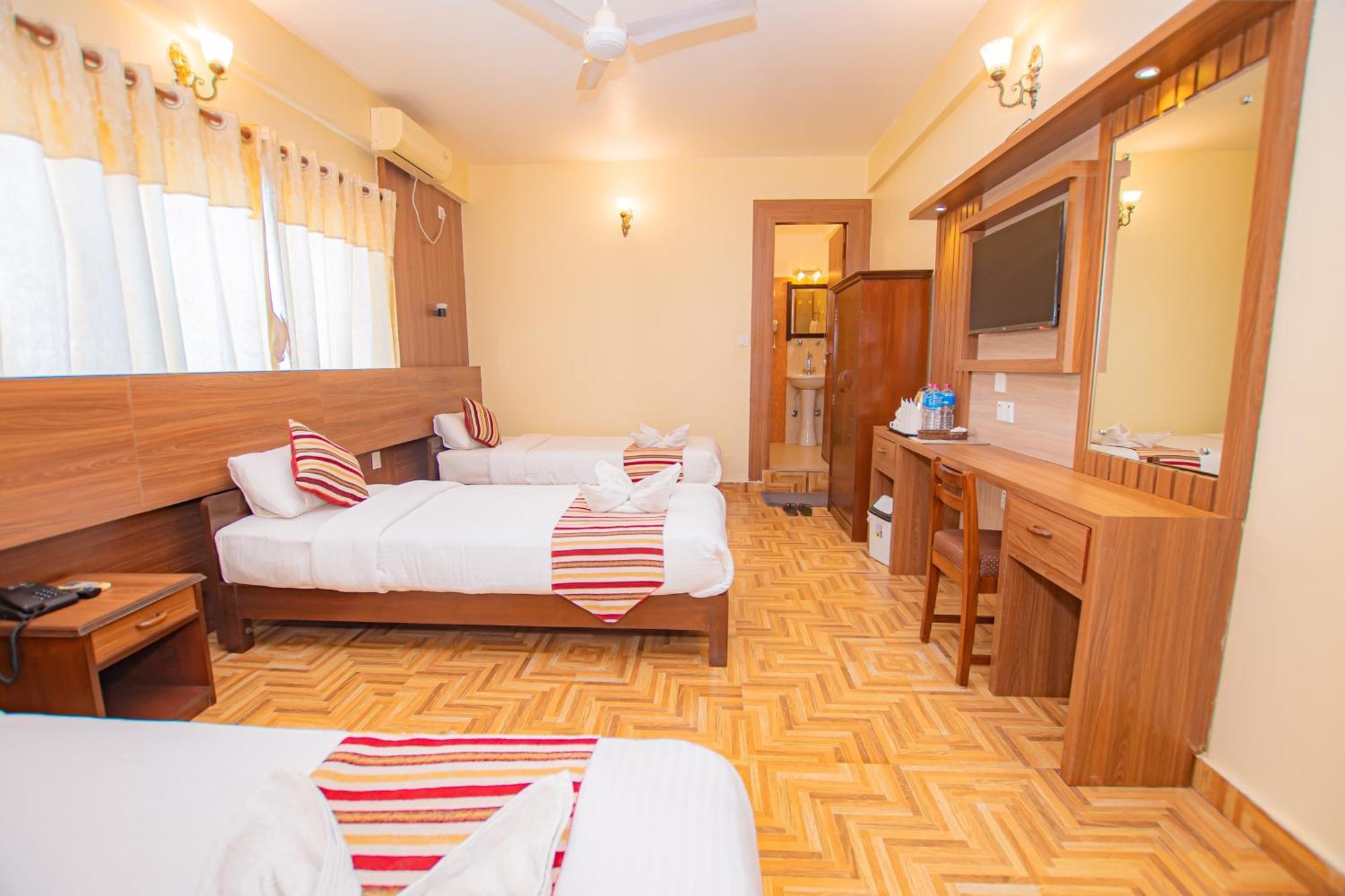 Hotel Crystal Palace Pokhara Exterior photo
